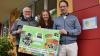 Freuen sich über die Auszeichnung als „Nachhaltige KiTa“: (von links) Direktor Andreas Halbig, KiTa Margherita-Leiterin Tatjana Markert und Franz Wiehl von der KiTa-Trägervertretung.