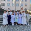 Die Kommunionkinder aus Fladungen, Leubach und Oberfladungen mit Kaplan Thomas Elbert.