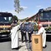 Pastoralreferentin Claudia Nowak (links) und Diakonin Sabine Dresel (rechts) segneten in ökumenischer Eintracht die beiden neuen Fahrzeuge. Der Kommandant Stefan Burkard vor dem Fahrzeug der Werkfeuerwehr „Fränkische“ (links) und KBM und Kommandant Peter Schüler vor dem Fahrzeug der FF Königsberg (rechts).