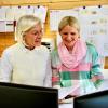 Silke Jakel arbeitet bei Säbu Holzbau im Einkauf (rechts). Christine Machacek ist die Geschäftsführerin (links). Beide erklären, warum das Unternehmen wieder die Auszeichnung "Great place to work" erhalten hat.
