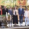 Pfarrer Hans Gernert und Karl Prechtel mit den Konfirmanden Jonah Dittmann, Nele Remler und Michael Hofmann sowie Kreuzträger Damian Girt am Taufstein. Pfarrer Hans Gernert und Karl Prechtel mit den Konfirmanden Jonah Dittmann, Nele Remler und Michael Hofmann sowie Kreuzträger Damian Girt am Taufstein.