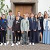 Das Bild zeigt die Bad Brückenauer Konfirmandinnen und Konfirmanden (ab 2. von links) Nick Leichmann, Ben Schlothauer, Maxim Litau, Nilita Bokov, Jakob Wald (Oberbach), Dominik Hartmann, Dean Andreas, Florentina Streit, Annelena Müller, Sophija Zisch, Julie Schander und Neele Hertl (Zeitlofs) sowie Pfarrerin Weichert (ganz links) und Pfarrer Hönerlage (hinten rechts).
