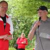 Unser Bild zeigt Otto Granich (rechts), Vorsitzender des Leichtathletik-Kreis Rhön/Saale, wie er im Rahmen der Kreis-Meisterschaften Ewald Brand vom SV Ramsthal ehrt.