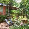In solchen Gästebungalows können Touristen im Tacugama Sanctuary übernachten. In solchen Gästebungalows können Touristen im Tacugama Sanctuary übernachten.