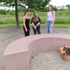 Die Schülerinnen Ines Feeß, Sophie Karbacher und Nika Schäfer (von links) aus dem Olympia-Morata-Gymnasium bereiten sich auf die Gedenkveranstaltung am Kunstwerk von herman de vries vor.