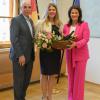 Staatsministerin Michaela Kaniber gemeinsam mit Artur Steinmann, Präsident Fränkischer Weinbauverband, und Weinkönigin Antonia Kraiß (Mitte) bei deren Antrittsbesuch in München. 