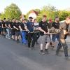 Das Bild zeigt einen Teil der 40-köpfigen Maibaumcrew auf dem Weg zum Kirchplatz mit der 18 Meter langen Birke.