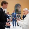 Zwei Tennisspieler unter sich: der Weltranglistenerste Jannik Sinner (links) und Papst Leo XIV.