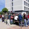Über eine Stunde stehen die Menschen bei der Eröffnung von „Haus des Döners“ in Augsburg an. Den Döner gab es für einen symbolischen Cent.