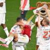 Feierlaune nach der Meisterschaft: Heidenheims Trainer Schmidt glaubt nicht, dass die Ibiza-Reise des FC Bayern für eine Wettbewerbsverzerrung sorgen könnte.