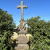 Eines von vielen bemerkenswerten Steindenkmälern in Wermerichshausen, eine ausdrucksstarke Pietá-Gruppe.