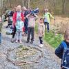 Unterwegs legten die Kinder aus dem, was sie am Boden aufgelesen hatten, die Form eines Ostereis.