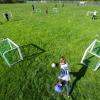 Nachwuchsfußballer der Altersklasse U10 trainieren auf dem Spielfeld mit mehreren Toren.