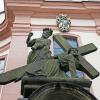 Eine Szene mit Jesus unter dem Kreuz ist vor der Stadtpfarrkirche St. Bartholomäus in Bad Brückenau dargestellt.