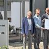 Anlässlich des Firmenjubiläums der Wolf-Haus GmbH Burkardroth überreichte Jan-Markus Momberg (2. v. r.), Bereichsleiter Justiziariat, Politik- und Ehrenamtskoordination eine IHK-Ehrenurkunde an die beiden Geschäftsführer Bernhard Wolf (rechts) und Jonas Wolf (2. v. l.) . Zu den Gratulanten zählte stellvertretender Landrat Emil Müller (links).