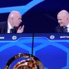 FIFA-Chef Infantino (l.) braucht nun ein gutes Krisenmanagement. FIFA-Chef Infantino (l.) braucht nun ein gutes Krisenmanagement.