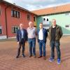 Aus dem ehemaligen Firmengelände "Medicura" sollen 15 neue Wohnungen entstehen. Bürgermeister Marco Heinickel (links) sprach von einer großen Bereicherung für die Gemeinde. Mit auf dem Bild sind der jetzige Immobilienbesitzer Oswald Gessner sowie der Bauherr Bernhard Wolf und Michael Raab (Wolf Haus).  