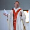 Der Münchner Pfarrer Rainer Maria Schießler ist auch für unkonventionelle Auftritte bekannt. Unser Bild zeigt ihn beim Gedenkgottesdienst für den ehemaligen Löwen-Trainer Werner Lorant, der im April gestorben ist. 