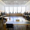 Die Verfahrensbeteiligten im Prozess um den VW-Abgasskandal - bis auf die vier Angeklagten - stehen zu Prozessbeginn im Gerichtssaal im Landgericht Braunschweig. Die Verfahrensbeteiligten im Prozess um den VW-Abgasskandal - bis auf die vier Angeklagten - stehen zu Prozessbeginn im Gerichtssaal im Landgericht Braunschweig.