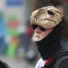 Mit Dino-Maske gegen Rechts - Teilnehmer einer Gegendemonstration in  Herford