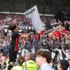 Frankfurter Ekstase: Arthur Theate bejubelt mit den Fans den Champions-League-Einzug.