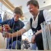 Über einen Ausbildungsplatz kann man sich als junger Mensch nicht zu früh informieren. Im Kemptener Berufsschulzentrum stellen Allgäuer Unternehmen, Einrichtungen und das Handwerk ihre Ausbildungsberufe vor.