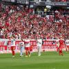 Wurden trotz der Niederlage lange gefeiert: Die Profis des SC Freiburg.