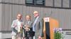 Symbolträchtig wurde der „Schlüssel“ der neuen Sporthalle von Architekt Jürgen Bergmann (von rechts) an Bürgermeister Friedel Heckenlauer übergeben, der ihn an Manfred Dietz, Vorsitzender des TSV Stadtlauringen, weiterreichte.