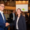 Judith Roth Jörg gratuliert Martin Heilig. Verkündung der Ergebnisse der Stichwahl am Sonntag 18.05.25 im Ratssaal in Würzburg.