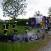 Mitglieder der Feuerwehr Kißlegg stehen an dem völlig niedergebrannten Ferrari nach dem Unfall auf der A96 bei Leutkirch im Allgäu. Mitglieder der Feuerwehr Kißlegg stehen an dem völlig niedergebrannten Ferrari nach dem Unfall auf der A96 bei Leutkirch im Allgäu.