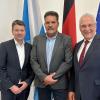 Der bayerische Innenminister Joachim Herrmann (rechts) und sein Staatssekretär Sandro Kirchner (links) dankten Wolfgang Grom für das Engagement zugunsten von Flüchtlingen, behinderten Menschen und den Flutopfern im Ahrtal.