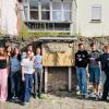 Die Schülerinnen und Schüler vor dem Denkmal der Partnerstädte in Karlstadt. Die Schülerinnen und Schüler vor dem Denkmal der Partnerstädte in Karlstadt.
