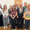 Die Sieger des Königsschießens 2025 (von links): Schützenmeisterin Franziska Zeis, Finja Werner (2. Jugendritterin), Laura Wasser (1. Jugendritterin), Jana Wiesner (Jugendkönigin), Peter Lindemann (Sieger Brotzeitscheibe und 1. Ritter), Schützenkönig 2025 Heiko Nöth, Sportleiter Florian Ebert und die Siegerin der Königsscheibe Michaela Albert.