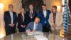 Alessandro Di Mauro, Präsident des Stadtrates von Siracusa, unterschreibt die Partnerschaftsurkunde. Hinten von links: Stadtrat Antonino Pecoraro, Bürgermeisterin Judith Roth-Jörg, Oberbürgermeister Christian Schuchardt, Bürgermeister Martin Heilig und Stadtrat Emanuele La Rose. 