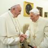 Papst Franziskus (l.) und der emeritierte Papst Benedikt XVI im Jahr 2018.