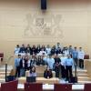 Die Abschlussschülerinnen und -schüler der MittelschuIe stellen sich dem Erinnerungsfoto im  bayerischen Landtag.
