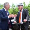 Mit Helm und Fahrrad kommt Stephan Weil (r) zur Wahl, bei der auch Christian Wulff zu Gast ist. Mit Helm und Fahrrad kommt Stephan Weil (r) zur Wahl, bei der auch Christian Wulff zu Gast ist.