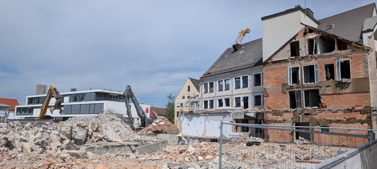 Straßenbau und mehr: Das geschieht mit dem Abbruchmaterial der alten Sparkasse