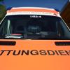 Drei Menschen streben als eine Arbeitsgondel in die Tiefe stürzt. (Symbol-Foto).
