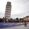 Der Däne Mads Pedersen radelt am Schiefen Turm von Pisa vorbei.