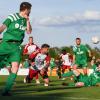 Per Kopf bringt hier Tobias Ulbricht die SG Eltmann kurz vor dem Pausenpfiff mit 2:1 in Führung. Ein Nackenschlag, von dem sich der FC Untererthal (in grün) nicht mehr erholen sollte.
