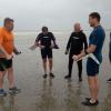 Einweisung mit Unterarmstützen: Gut vorbereitet geht es mit Thomas Wallyn (l) gleich ins Wasser. Einweisung mit Unterarmstützen: Gut vorbereitet geht es mit Thomas Wallyn (l) gleich ins Wasser.