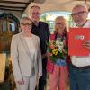 Sabine Dittmar, MdB (links) übergab die Auszeichnung für 60 Jahre Mitgliedschaft in der SPD an Dieter Britz (r.). Dazu gratulierte auch der Ortsvorsitzende Axel Knauff, der außerdem für Ehefrau Annemarie Blumen mitbrachte.