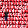Ein Fan auf der Tribüne vor dem Finale zwischen Tottenham Hotspur und Manchester United.