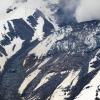 Steine eines Felssturzes vom Kleinen Nesthorn stürzen auf den Birchgletscher im Lötschental in der Schweiz.
