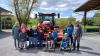 Der große Traktor von Bauer Andreas musste natürlich mit auf das Gruppenfoto der Grundschulstufen-Klasse aus der Förderschule in Unsleben.