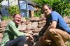 Artenschutz beginnt im Detail: Klimaschutzmanager Michael Kohlbrecher (rechts) und Biodiversitätsberater Florian Lang vor einer Bruchsteinmauer – ein wertvoller Lebensraum für viele Tiere im Garten.