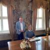 Ian-tsing Joseph Dieu trug sich im Beisein von Erstem Bürgermeister Thomas Stamm ins Goldene Buch der Stadt Marktheidenfeld ein.