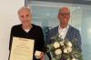 Walter Kömpel (links) erhielt die kommunale Verdienstmedaille der Marktgemeinde Wildflecken in Silber. Bürgermeister Gerd Kleinhenz überreichte die Auszeichnung.