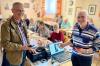 Im AWO-Internetcafé für Senioren in Ochsenfurt geben Gründer Peter Honecker (rechts) und Co-Trainer Reinhard Ott Seniorinnen und Senioren Hilfestellung im Umgang mit Handy, PC und Internet.